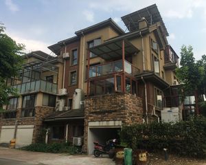 莱卡小镇西区(别墅)南北通透,采光好装修好,环镜优美视野好,诚心出售