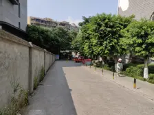 轻轨房 大堰轻轨站旁,出行方便 门口公交站。