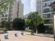 双前京,总价低,有电梯,有产权车位,有阁楼。