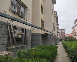房子满五年房本。到校距离近,中间楼层