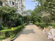 近商圈,主卧朝南,小户型,小区中心位置