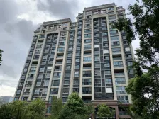 小高层,一梯一户双阳台,四房两卫。房间都很大