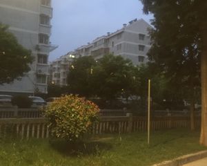公园旁二村简装楼层好采光好1室1厅1卫40万