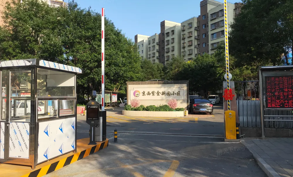 紫金新园小区租房,三室一厅,地铁口精装修3居室交通很方便,北京门头沟