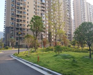 地铁口的精装房,中上楼层,房东诚心卖