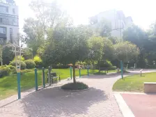 背靠南山,前临花溪河。花园150平,带两个车位