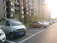 地铁口的精装房,中上楼层,房东诚心卖