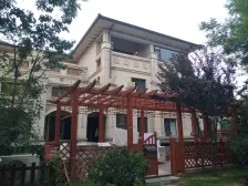 房子是龙湖东南向独院院子约130平方,诚意出售