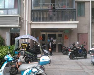 徽园旁大三房+客厅带阳台采光充足+视野开阔+交通便利