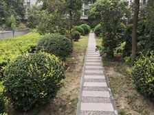 客厅带阳台,环境优美,采光充足,得房率高,主卧朝南,一梯两户,品质小区,现代风格