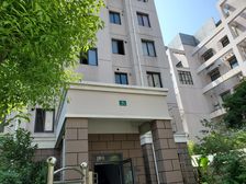 带采光天井,采光充足,精装修,主卧朝南,小区中心位置