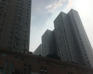 楼下大型商场,地铁1号2号线,20多条公交路