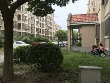 中楼层满五不靠路150平的大三房