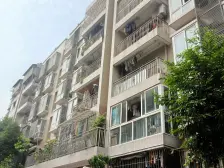 一年停车300块 轻轨站楼梯小户型 带屋顶花园