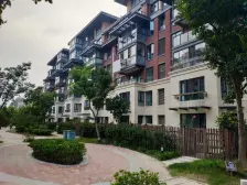 1楼带院子,采光无障碍(洋房共6层),精装修。近龙湖