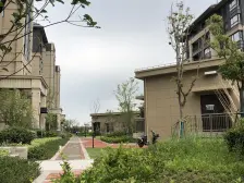 临港滴水湖品质小区顶楼带阁楼阁楼精装修,拎包入住。