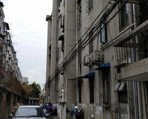 三孝口商圈,二号线五号线地铁,环城公园边。