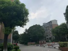 06年房龄,位置好,近地铁 ,大四房精装修两卫