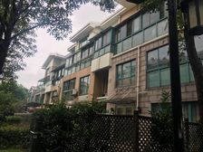 经典双拼别墅临河位置大花园