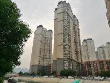此房是毛坯 临湖观景 户型方正 业主诚心出售