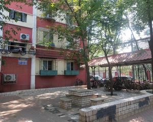 低楼层南北通透两居精装修可直接住生活便利