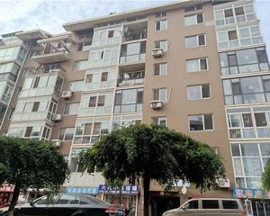 此房近市场近公交采光充足。视线好。