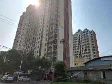 地铁口毛坯大三房,中间楼层,业主诚心卖。