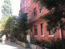 一楼抬高地面3个台阶不潮湿,有约15平米天井花园