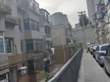 房主急售,采光好,近车站和市场,生活便利