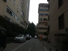 市五院旁,省体育局家属院,多层电梯房,院大停车方便