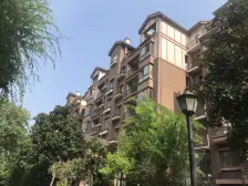 奶油风带花园和地下室 门口公园 近轻轨站 环境优美