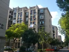 一年出一套,15平入户花园,得房率92%。3+1户型。