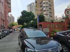 明卫,卧室朝南,落地窗,有电梯