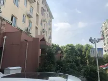 电梯房,二梯四户,主卧朝南,交通便利,环境优美