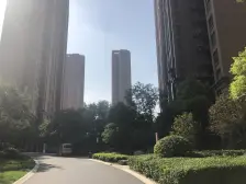 中间位置,不靠铁路 中间楼层 拎包入住,装修保持好