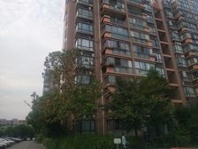 小区中心位置,一梯两户,主卧朝南,采光充足