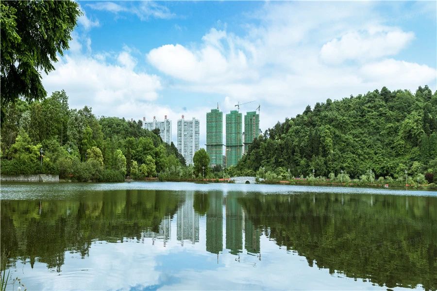 远大美域观山湖公园湖景毛坯大平层带双车位价格出售