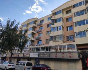 三层别墅,小区闹中取静,属于联排别墅