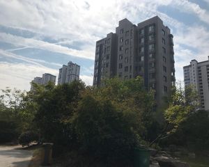 此房楼层好全天太阳出小区50米就是地铁口出行方便