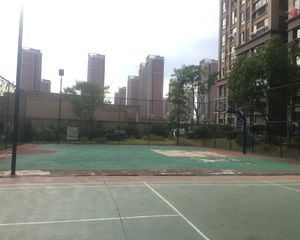 吾悦广场旁,精装修三房,家电家具齐全。