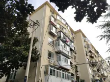 大院停车方便,三楼,采光刺眼 .。