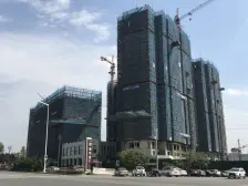 小区是封闭式小区精装修跃层,108旁