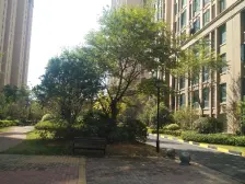 商场旁,地铁口,配套齐全,近公园