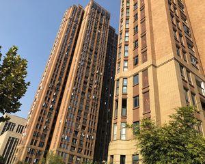正地铁、城铁,大润发喜盈门,砂子塘,圭塘河风光带旁