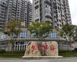 房子在3楼,南面有个小露台,房东比较诚心的。