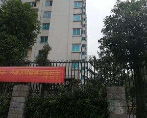 此房满五,邮政单位大3房,24小时空调,24小时热水