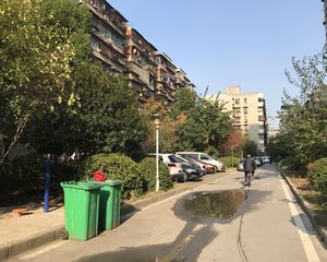 电梯朝南两房,推窗见景。诚心出售,看房方便