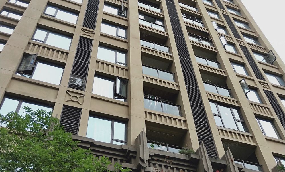礼嘉c位带露台龙湖两江新宸云澜四房基装已完毕户型方正