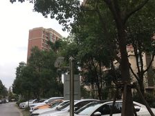 业主全新装修,可直接拎包入住,北面带一个小院子