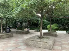 轻轨站旁边精装两房,业主诚心出售,看房方便。